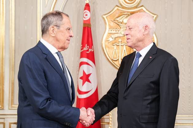 News Themen der Woche KW51 News Bilder des Tages TUNISIA, TUNIS - DECEMBER 21, 2023: Russia s Foreign Minister Sergei Lavrov (L) and Tunisia s President Kais Saied shake hands during a meeting. Russian Foreign Ministry Press Service TASS  65964038