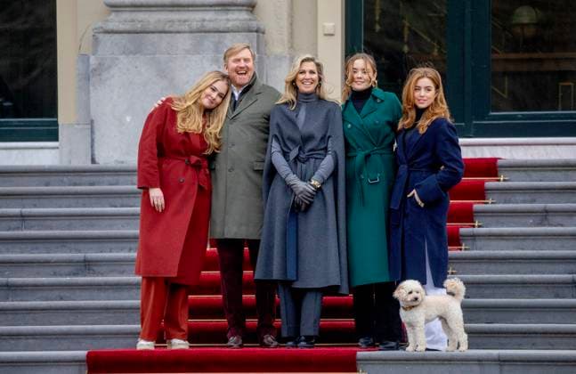 Bilder des Jahres 2023, Entertainment 12 Dezember Entertainment Themen der Woche KW51 Entertainment Bilder des Tages 22-12-2023 HtB Queen Maxima and King Willem-Alexander with Princess Amalia and Princess Alexia and Princess Ariane and dog Mambo pose for the media during the annual photo session at palace Huis ten Bosch in The Hague. Â  Copyright: xPPEx