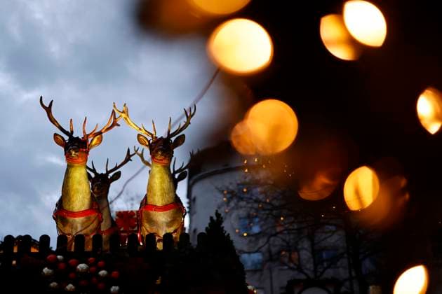 Das Nikolausdorf 2023, der Weihnachtsmarkt auf dem Kölner Rudolfplatz, lockt in diesem Jahr wieder viele Besucher mit Kunsthandwerk, Live-Musik, Genuss und Lichtinstallationen. Im Bild geschmückte Buden und Lichterketten mit Rentierfiguren. Aufgrund des Sturms Zoltan sind indes die städtischen Weihnachtsmärkte geschlossen worden. (Symbolbild, Themenbild) Köln, 21.12.2023 NRW Deutschland *** The Nikolausdorf 2023, the Christmas market on Colognes Rudolfplatz, will once again attract many visitors this year with arts and crafts, live music, delights and light installations The picture shows decorated stalls and fairy lights with reindeer figures Meanwhile, the citys Christmas markets have been closed due to storm Zoltan Symbolic image, t Copyright: xChristophxHardtx