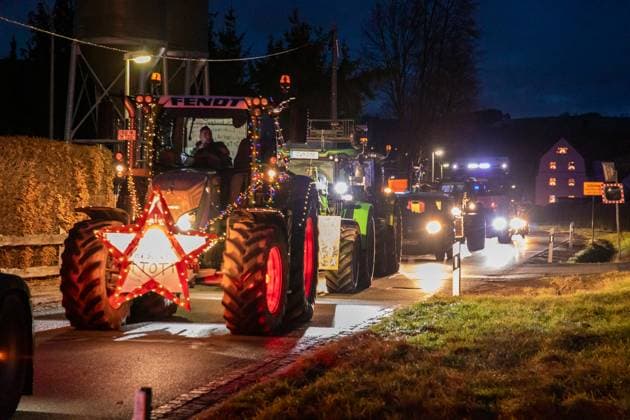 News Themen der Woche KW51 News Bilder des Tages 231222BauernProtest News ID: EN 2023-12-22-3 Bauern Demonstration anstatt Lichterfahrt – Bauern protestieren gegen Ampel Regierung Hartenstein. Eigentlich hätte am heutigen Freitagabend eine Lichterfahrt durch die Region Zwickau und Aue stattfinden sollen, wo auch Präsente an Pflegeeinrichtungen, Kindereinrichtungen und Seniorenwohnheimen verteilt und gespendet hätte werden sollen. Doch diese wurde nicht genehmigt. Die Organisatoren meldeten deshalb eine Demonstration an. Diese wurde letztendlich genehmigt. Gegen 16 Uhr startete der Konvoi in Oelsnitz im Erzgebirge. In der Gewerbestraße in Hartenstein machte der Konvoi dann Halt. Hier fand eine kurze Kundgebung statt. Aus einem Transporter heraus wurde eine Ansprache, gegen die Ampelpo