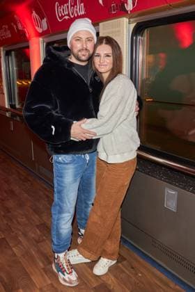 Felix von Jascheroff mit Freundin Alexandra Sophie - Coca-Cola Weihnachtstour am Bahnhof Berlin Südkreuz am 22.12.2023. Coca Cola Weihnachtstour 2023 *** Felix von Jascheroff with girlfriend Alexandra Sophie Coca Cola Christmas Tour at Berlin Südkreuz station on 22 12 2023 Coca Cola Christmas Tour 2023