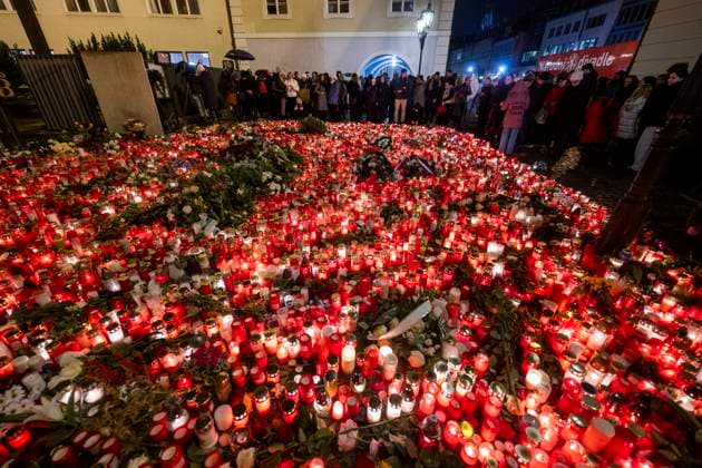 Bilder des Jahres 2023, News 12 Dezember News Themen der Woche KW51 News Bilder des Tages A place of worship with candles created in front of the Karolinum for the victims of the shooting from the previous day at the Faculty of Arts, Charles University, in Prague, Czech Republic, on December 22, 2023. Twenty-four-year-old student shot dead 14 people and wounded 25 others at the school. (CTKxPhoto MichaelaxRihova) CTKPhotoP2023122208472  CTKPhotoP2023122208472