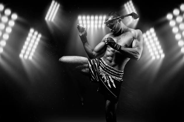 Creative Highlights Symbolbilder Kickboxer im Ring, umgeben von Scheinwerfern, dehnt sich vor dem Kampf. Macht Schwungbewegungen mit seinem Knie. Mongkhon. Gemischte Medien *** Kickboxer at Ring, surrounded from headlights, stretches itself before the Battle makes Swing movements with his Knee Mongkhon mixed Media Copyright: imageBROKER/AndreixZaretski ibxanz09977002.jpg ,model released, Symbolfoto ,property released