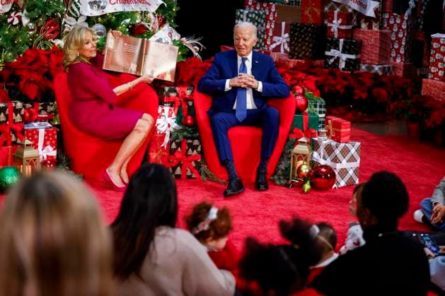 Bilder des Jahres 2023, News 12 Dezember News Themen der Woche KW51 DC: President and First Lady Biden Visit Children?s National Hospital in Washington, D.C. President Joe Biden and First Lady Jill Biden read Twas the Night Before Christmas to children and their family members at Children?s National Hospital on December 22, 2023 in Washington, D.C. The President and First Lady are visiting with patients and family members at Children?s National Hospital ahead of the Christmas holiday weekend. (Photo by Julia Nikhinson Pool ABACAPRESS.COM) Washington Children s National Hospital DC United States  Copyright: xPool ABACAx