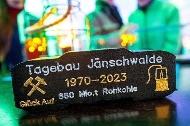 Schichtwechsel im Tagebau Jaenschwalde DEU Deutschland Brandenburg Jaenschwalde, 22.12.2023, Ende der Kohlefoerderung im Tagebau Jaenschwalde, Mit einem feierlichen Schichtwechsel endet nach 47 Jahren am 22.12.2023 die Kohlefoerderung im Braunkohletagebau Jaenschwalde des lausitzer Energieunternehmens LEAG. *** Shift change in the Jaenschwalde opencast mine DEU Germany Brandenburg Jaenschwalde, 22 12 2023, End of coal production in the Jaenschwalde opencast mine, After 47 years, coal production in the Jaenschwalde opencast lignite mine of the Lausitz-based energy company LEAG will end with a ceremonial shift change on 22 12 2023 AF_LEAG_Schichtwechsel_88119.jpeg