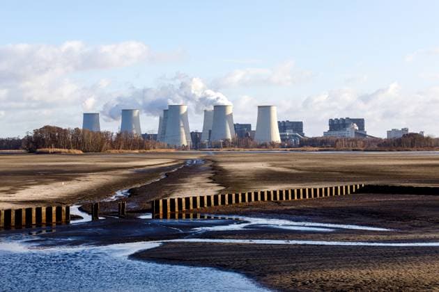 Schichtwechsel im Tagebau Jaenschwalde DEU Deutschland Brandenburg Peitz, 22.12.2023, Ende der Kohlefoerderung im Tagebau Jaenschwalde - Blick auf das Braunkohlekraftwerk Jaenschwalde. Der Tagebau Jaenschwalde hat seit 47 Jahren das Kraftwerk Jaenschwalde und andere Lausitzer Kraftwerke mit Braunkohle versorgt. Mit einem feierlichen Schichtwechsel endet nach 47 Jahren am 22.12.2023 die Kohlefoerderung im Braunkohletagebau Jaenschwalde des lausitzer Energieunternehmens LEAG. *** Shift change at Jaenschwalde opencast mine DEU Germany Brandenburg Peitz, 22 12 2023, End of coal production at Jaenschwalde opencast mine View of the Jaenschwalde lignite-fired power plant The Jaenschwalde opencast mine has supplied the Jaenschwalde power plant and AF_LEAG_Schichtwechsel_87758.jpeg