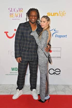 12. Charity-Gala. Mola Adebisi und Adelina Zilai anläßlich der 12. Charity-Gala am 16.12.2023 im Dolce Bad Nauheim. 20231216MWI113865 *** 12 Charity Gala Mola Adebisi and Adelina Zilai on the occasion of the 12 Charity Gala on 16 12 2023 at Dolce Bad Nauheim 20231216MWI113865