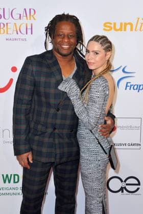 12. Charity-Gala. Mola Adebisi und Adelina Zilai anläßlich der 12. Charity-Gala am 16.12.2023 im Dolce Bad Nauheim. 20231216MWI113867 *** 12 Charity Gala Mola Adebisi and Adelina Zilai on the occasion of the 12 Charity Gala on 16 12 2023 at Dolce Bad Nauheim 20231216MWI113867