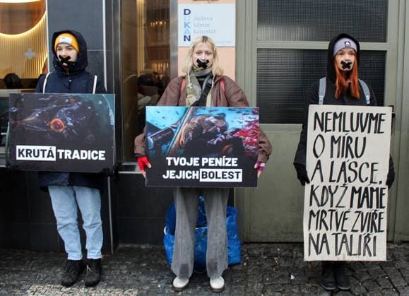 News Themen der Woche KW51 News Bilder des Tages The Silent Alley for Carp protest organized by Zvirata nejime (We don t eat animals) association was held on December 23, 2023, in Prague, Czech Republic. Animal rights activists point out the cruel treatment of Christmas fish and their unnecessary killing. (CTKxPhoto MilosxRuml) CTKPhotoF202312230016801  CTKPhotoF202312230016801