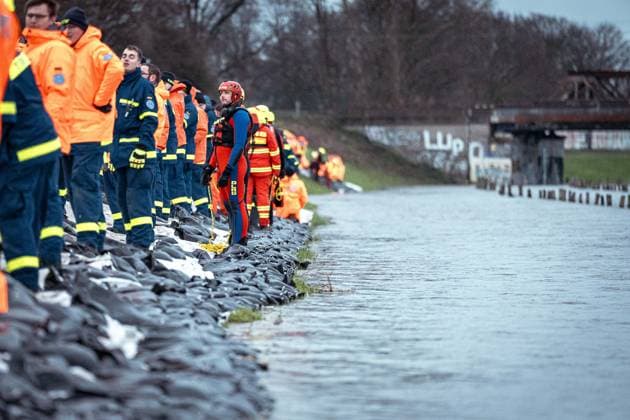 Bilder des Jahres 2023, News 12 Dezember News Themen der Woche KW51 News Bilder des Tages Oberhausen GER Deichsicherung Sturmtief Zoltan, Ruhrdeich Oberhausen, 23.12.2023 Auf der gesamten Flaeche werden tausende Sandsaecke aufbebracht, GER Deichsicherung Sturmtief Zoltan, Ruhrdeich Oberhausen, 23.12.2023 *** Oberhausen GER Dyke protection storm Zoltan, Ruhr dyke Oberhausen, 23 12 2023 Thousands of sandbags are placed over the entire area, GER Dyke protection storm Zoltan, Ruhr dyke Oberhausen, 23 12 2023 Copyright: xEibner-Pressefoto FabianxFriesex EP_FFE