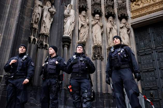 Bilder des Jahres 2023, News 12 Dezember News Themen der Woche KW51 News Bilder des Tages Terroralarm zu Weihnachten: Rund um den Kölner Dom sind Polizisten in Stellung gegangen. Zuvor ging eine Terrorwarnung ein: Eine islamistische Terrorzelle des afghanischen ISIS-Ablegers ISPK habe über den Jahreswechsel u.a. in Köln Anschläge geplant. Zwei Personen sollen in Deutschland und Wien festgenommen worden sein. Nachdem in der Nacht unter anderem Sprengstoff-Spürhunde im Dom eingesetzt wurden, kontrolliert die Polizei nun alle Gottesdienstbesucher. (Themenbild, Symbolbild) Köln, 24.12.2023 NRW Deutschland *** Terror alert at Christmas Police have taken up positions around Cologne Cathedral A terror warning had previously been issued An Islamist terror cell belonging to the Afghan ISIS branch ISPK had planned attacks in Cologne Copyright: xChristophxHardtx