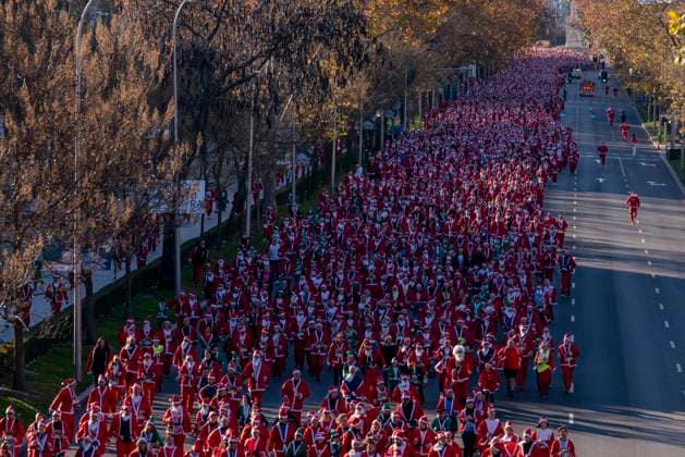 Bilder des Jahres 2023, News 12 Dezember News Themen der Woche KW51 News Bilder des Tages Traditional annual Santa Claus Race in Madrid, Spain - 24 Dec 2023 Thousands of people dressed as Santa Claus run during the traditional annual Santa Claus Christmas race. An annual charity race that this year will help the Spanish Red Cross. Madrid Spain Copyright: xGuillermoxGutierrezx xSOPAxImagesx 2023_12_24_Santa Race_10
