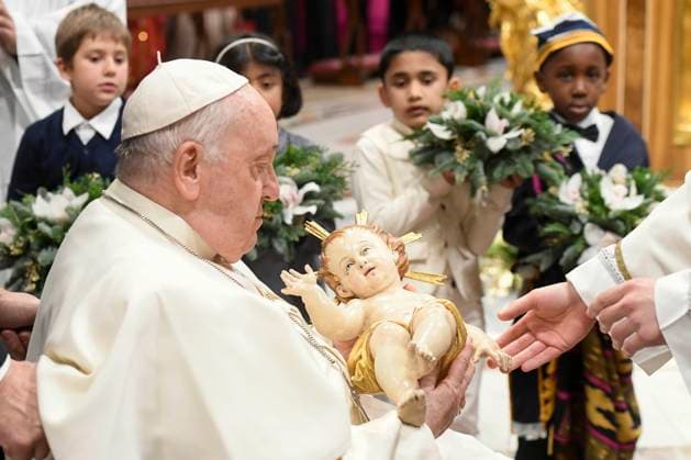 Bilder des Jahres 2023, News 12 Dezember News Themen der Woche KW51 News Bilder des Tages Italy, Rome, Vatican, 2023 12 24.Pope Francis presides the Christmas Eve mass at St. Peter s Basilica in the Vatican. Photograph by VATICAN MEDIA Catholic Press Photo  Copyright: xVATICANxMEDIAx xipa-agency.netx xVaticanxMediax IPA_Agency_IPA42393921