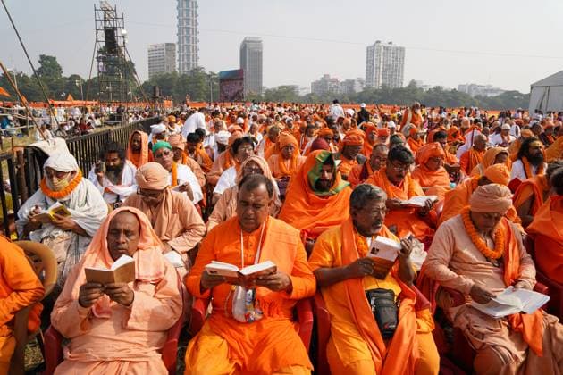 Bilder des Jahres 2023, News 12 Dezember News Themen der Woche KW51 News Bilder des Tages India: Mass recitation of the Bhagavad Gita by one lakh people In a landmark display of unity and devotion, Kolkata s Brigade Parade Grounds hosted the Lokkho Kanthe Gita Path today, bringing together nearly one lakh (100,000) individuals from diverse backgrounds for a mass recitation of the Bhagavad Gita. The iconic venue resonated with the collective chanting of sacred verses as people of all ages and societal groups, their traditional attire shimmering under the December sun, joined revered sages in a profound immersion in the holy scripture s wisdom. Kolkata West Bengal India Copyright: BiswarupxGanguly
