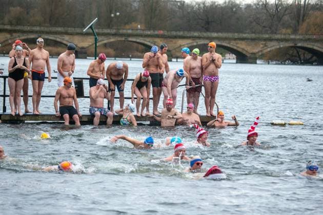 News Themen der Woche KW52 News Bilder des Tages December 25, 2023, London, England, United Kingdom: Members of Serpentine Swimming Club take part in traditional annual Peter Pan Cup race on Christmas Day in LondonÃ¢â‚¬â ¢s Hyde Park. London United Kingdom - ZUMAs262 20231225_zip_s262_011 Copyright: xTayfunxSalcix