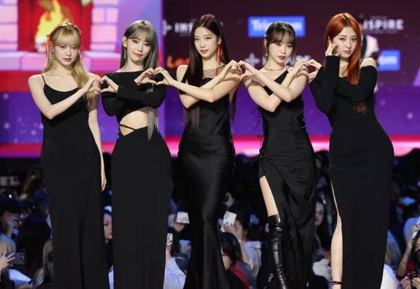 S. Korean girl group Le Sserafim S. Korean girl group Le Sserafim South Korean girl group Le Sserafim poses for a photo during the 2023 SBS Music Awards in Incheon, west of Seoul, on Dec. 25, 2023. (Yonhap) 2023-12-26 11:34:57 < 1980-2023 YONHAPNEWS AGENCY. .> ÀÎo±¤¿ª½Ã EDITORIAL USE ONLY  Copyright: xx PYH2023122605580034400 YonhapxNewsx yonphotos226553