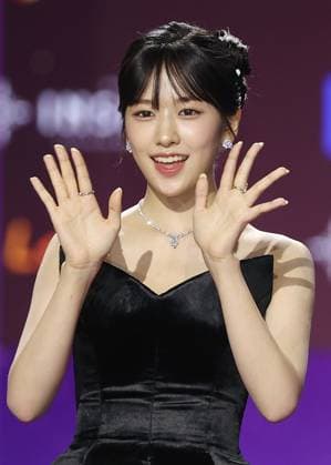 S. Korean girl group Ive S. Korean girl group Ive Ahn Yoo-jin, a member of South Korean girl group Ive, poses for a photo during the 2023 SBS Music Awards in Incheon, west of Seoul, on Dec. 25, 2023. (Yonhap) 2023-12-26 11:57:15 < 1980-2023 YONHAPNEWS AGENCY. .> ÀÎo±¤¿ª½Ã EDITORIAL USE ONLY  Copyright: xx PYH2023122606350034400 YonhapxNewsx yonphotos226564
