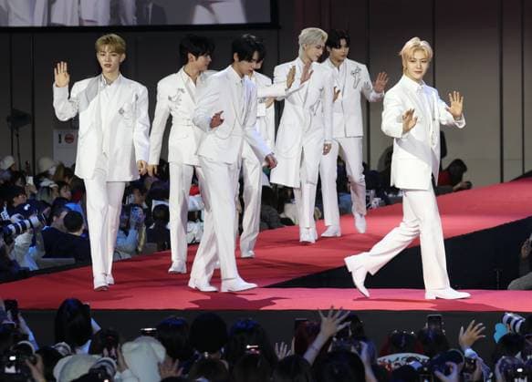 S. Korean boy group Zerobaseone S. Korean boy group Zerobaseone South Korean boy group Zerobaseone walks on the red carpet at the 2023 SBS Music Awards in Incheon, west of Seoul, on Dec. 25, 2023. (Yonhap) 2023-12-26 11:57:08 < 1980-2023 YONHAPNEWS AGENCY. .> ÀÎo±¤¿ª½Ã EDITORIAL USE ONLY  Copyright: xx PYH2023122606490034400 YonhapxNewsx yonphotos226567