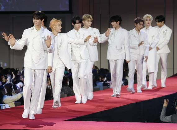 S. Korean boy group Zerobaseone S. Korean boy group Zerobaseone South Korean boy group Zerobaseone walks on the red carpet at the 2023 SBS Music Awards in Incheon, west of Seoul, on Dec. 25, 2023. (Yonhap) 2023-12-26 11:57:06 < 1980-2023 YONHAPNEWS AGENCY. .> ÀÎo±¤¿ª½Ã EDITORIAL USE ONLY  Copyright: xx PYH2023122606520034400 YonhapxNewsx yonphotos226568