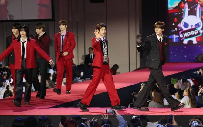 S. Korean boy group Riize S. Korean boy group Riize South Korean boy group Riize walks on the red carpet at the 2023 SBS Music Awards in Incheon, west of Seoul, on Dec. 25, 2023. (Yonhap) 2023-12-26 11:57:57 < 1980-2023 YONHAPNEWS AGENCY. .> ÀÎo±¤¿ª½Ã EDITORIAL USE ONLY  Copyright: xx PYH2023122606010034400 YonhapxNewsx yonphotos226578