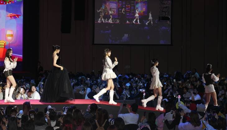 S. Korean girl group Ive S. Korean girl group Ive South Korean girl group Ive walks on the red carpet at the 2023 SBS Music Awards in Incheon, west of Seoul, on Dec. 25, 2023. (Yonhap) 2023-12-26 11:57:44 < 1980-2023 YONHAPNEWS AGENCY. .> ÀÎo±¤¿ª½Ã EDITORIAL USE ONLY  Copyright: xx PYH2023122606080034400 YonhapxNewsx yonphotos226582