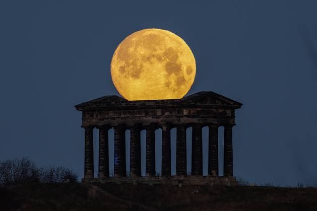 Bilder des Jahres 2023, News 12 Dezember News Themen der Woche KW52 News Bilder des Tages Großbritannien, Vollmond über dem Penshaw Monument bei Sunderland The Full Cold Moon sets at Penshaw Monument People look on as The Full Cold Moon sets at Penshaw Monument, Near Washington and Houghton-le-Spring, United Kingdom, 26th December 2023 (Photo by Mark Cosgrove News Images) Near Washington and Houghton-le-Spring Penshaw Monument Durham United Kingdom Copyright: xMarkxCosgrove NewsxImagesx