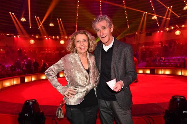 Bilder des Jahres 2023, Entertainment 12 Dezember Entertainment Themen der Woche KW52 Entertainment Bilder des Tages Michaela May mit Ehemann Bernd Schadewald 1. Winterprogramm von Zirkus Krone Farbenspiel Premiere Manege 25 Dezember 2023 *** Michaela May with husband Bernd Schadewald 1 Winter program of Zirkus Krone Farbenspiel Premiere Manege 25 December 2023