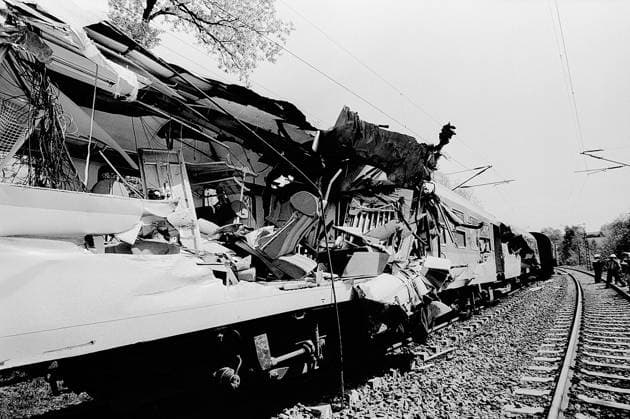 Zugunglück_Breitenau 24.05.1995, Breitenau Sachsen, Zugunglück mit 2 Toten, Bagger stand auf dem Bahnübergang und riß die Seite des Zuges auf Chemnitz Sachsen BRD *** Train accident Breitenau 24 05 1995, Breitenau Saxony, train accident with 2 fatalities, excavator stood on the level crossing and tore open the side of the train Chemnitz Saxony FRG
