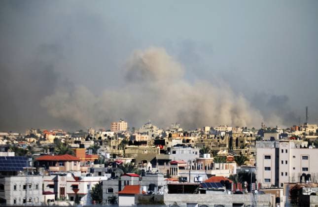 News Bilder des Tages Smoke billows over Khan Yunis in the southern Gaza strip during Israeli bombardment, on Tuesday, December 26, 2023, amid continuing battles. Israel has intensified its assault on the Gaza Strip, with Palestinian authorities reporting that 250 people have been killed in a wave of strikes over 24 hours.  GAZ2023122607 IsmaelxMohamad