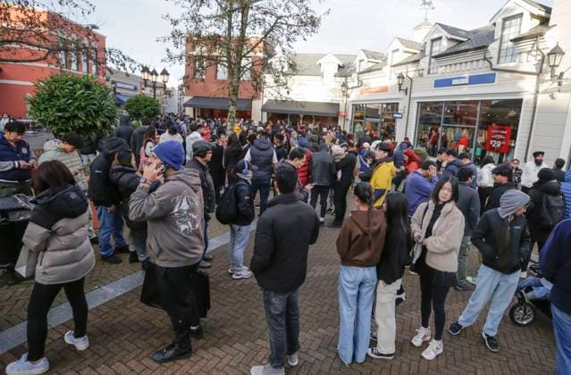 (231226) -- RICHMOND (CANADA), Dec. 26, 2023 -- People line up outside stores on Boxing Day in Richmond, British Columbia, Canada, on Dec. 26, 2023. Boxing Day is one of the biggest shopping days in Canada. (Photo by Xinhua) CANADA-RICHMOND-BOXING DAY-SHOPPING LiangxSen 