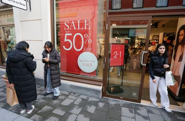 (231226) -- RICHMOND (CANADA), Dec. 26, 2023 -- Shoppers stand outside a store with a sale sign on its glass on Boxing Day in Richmond, British Columbia, Canada, on Dec. 26, 2023. Boxing Day is one of the biggest shopping days in Canada. (Photo by Xinhua) CANADA-RICHMOND-BOXING DAY-SHOPPING LiangxSen 