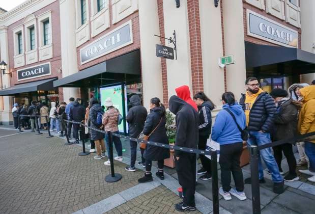 (231226) -- RICHMOND (CANADA), Dec. 26, 2023 -- People line up to get into a store on Boxing Day in Richmond, British Columbia, Canada, on Dec. 26, 2023. Boxing Day is one of the biggest shopping days in Canada. (Photo by Xinhua) CANADA-RICHMOND-BOXING DAY-SHOPPING LiangxSen 
