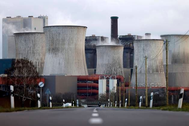 News Bilder des Tages Impression vom RWE-Kraftwerk Bergheim Niederaußem. Das Kohlekraftwerk zieht seine Schwaden in die kalte Winterluft. In der Umgebung glänzen Strommasten, Windräder und Wolkenformationen in der kalten Wintersonne. Stadtwerke geben bekannt: Strompreise steigen für Privathaushalte 2024 um 32 Prozent. Grund ist eine Entscheidung der Bundesregierung, Gelder in Höhe von 5,5 Milliarden zur Stabilisierung der Netzentgelte zu streichen. (Themenbild, Symbolbild). Bergheim, 26.12.2023 NRW Deutschland *** Impression of RWEs Bergheim Niederaussem power plant The coal-fired power plant billows out into the cold winter air In the surrounding area, electricity pylons, wind turbines and cloud formations gleam in the cold winter sun Municipal utilities a Copyright: xChristophxHardtx