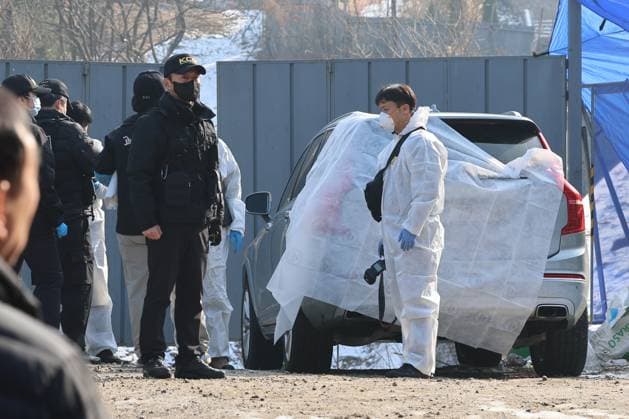 Bilder des Jahres 2023, Entertainment 12 Dezember Actor Lee Sun-kyun found dead in apparent suicide Actor Lee Sun-kyun found dead in apparent suicide Police examine a car at a park in Seoul on Dec. 27, 2023, as actor Lee Sun-kyun of the Oscar-winning Parasite was found dead inside the car in an apparent suicide earlier in the day. A charcoal briquette was found in the passenger seat. Lee has been under a prosecution probe over suspected drug use. (Yonhap) 2023-12-27 11:58:51 < 1980-2023 YONHAPNEWS AGENCY. .> ¼­¿ïÆ¯º°½Ã EDITORIAL USE ONLY  Copyright: xx PYH2023122707100031500 YonhapxNewsx yonphotos226615