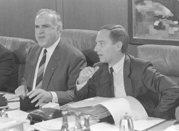 CDU Politiker Wolfgang Schaueble im Alter von 81 Jahren gestorben. ARCHIVFOTO vom 17.12.1987 Wolfgang SCHAEUBLE, Deutschland, Politiker, CDU, Kanzleramtsminister, im Kabninett neben Bundeskanzler Helmut KOHL. *** CDU politician Wolfgang Schaueble died at the age of 81 ARCHIVE PHOTO from 17 12 1987 Wolfgang SCHAEUBLE, Germany, politician, CDU, Minister of the Chancellery, in the cabinet alongside Chancellor Helmut KOHL
