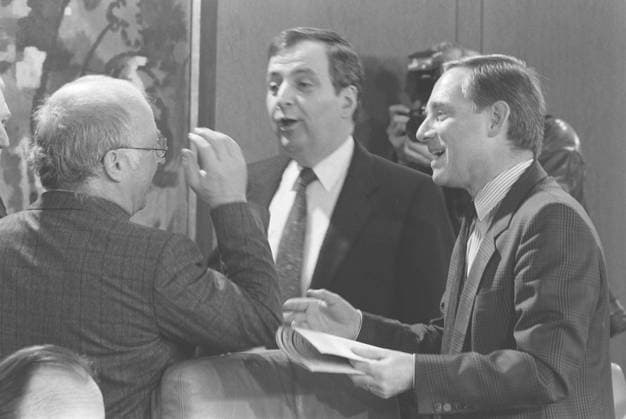 CDU Politiker Wolfgang Schaueble im Alter von 81 Jahren gestorben. Wolfgang SCHAEUBLE (rechts), Deutschland, Politiker, CDU, im KAbinett, im Gespraech mit Klaus TOEPFER (Mitte) und Norbert BLUEM. *** CDU politician Wolfgang Schaueble died at the age of 81 Wolfgang SCHAEUBLE right , Germany, politician, CDU, in the cabinet, in conversation with Klaus TOEPFER center and Norbert BLUEM