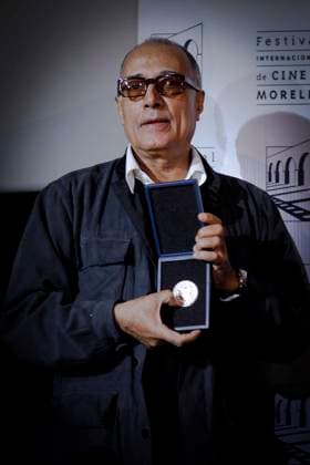 MORELIA, Mich.-Film Festival Festival de Cine-Morelia. E06111206.JPG MORELIA, Mich.-Film Festival Festival de Cine-Morelia. El director iraní Abbas Kiarostami es galardonado con la medalla de la Filmoteca de la UNAM, en el marco de la décima edición del Festival Internacional de Cine de Morelia que se lleva a cabo del 3 al 11 de noviembre en Morelia, Michoacán. Foto: Agencia EL UNIVERSAL Alma Rodríguez Ayala. EGV. México EDITORIAL USE ONLY  Copyright: xGDA ElxUniversal Méxicox-xTodosxlosxderechosxreservados.xProhibidoxelxusoxoxreproducciónxdexestaximagenxenxMéxicox AgenciaxelxUniversalx mxeluniversalpic174806