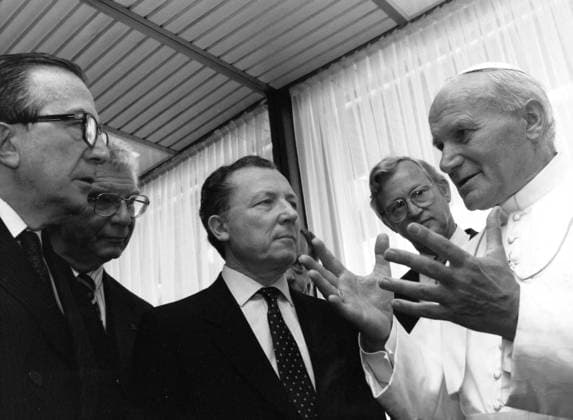 RECORD DATE NOT STATED Archives - Jacques Delors Archives - Jacques Delors et le pape Jean-Paul II dans les annÃ es 1980 - Jacques Delors est dÃ cÃ dÃ Ã l Ã¢ge de 98 ans, le 27 dÃ cembre 2023. MPP Bestimage File pictures - Jacques Delors died at the age of 98 on December 27, 2023. France  Copyright: xMPPx xBestimagexMPPx xBestimagex