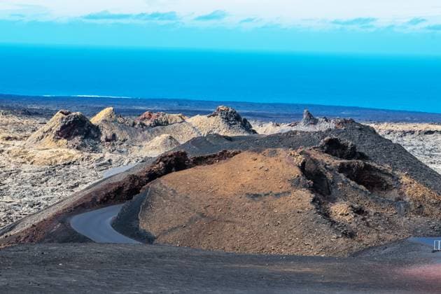 Nationalpark Lanzarote Der Timanfaya-Nationalpark ( spanisch : Parque Nacional de Timanfaya ) ist ein spanischer Nationalpark im südwestlichen Teil der Insel Lanzarote auf den Kanarischen Inseln Die Parklandschaft besteht vollständig aus vulkanischem Boden. Lanzarote Makaronesien Spain Timanfaya Nationalpark *** Lanzarote National Park The Timanfaya National Park Spanish Parque Nacional de Timanfaya is a Spanish national park in the southwestern part of the island of Lanzarote in the Canary Islands The park landscape consists entirely of volcanic soil Lanzarote Macaronesia Spain Timanfaya National Park