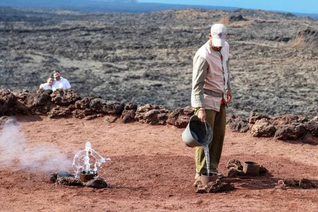 Timanfaya-Nationalpark Demonstration der vulkanischen Aktivität an Touristen. Der Timanfaya-Nationalpark ( spanisch : Parque Nacional de Timanfaya ) ist ein spanischer Nationalpark im südwestlichen Teil der Insel Lanzarote auf den Kanarischen Inseln Die Parklandschaft besteht vollständig aus vulkanischem Boden. Lanzarote Makaronesien Spain Timanfaya Nationalpark *** Timanfaya National Park Demonstration of volcanic activity to tourists The Timanfaya National Park Spanish Parque Nacional de Timanfaya is a Spanish national park in the southwestern part of the island of Lanzarote in the Canary Islands The park landscape consists entirely of volcanic soil Lanzarote Macaronesia Spain Timanfaya National Park