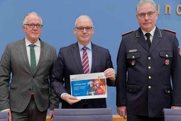 News Themen der Woche KW52 News Bilder des Tages Umfrage Gewalt gegen Einsatzkräfte 2023-12-28 - Deutschland, Berlin - Bundespressekonferenz, Umfarge Gewalt gegen Einsatzkräfte und Appell von Deutschem Feuerwehrverband (DFV) und Deutscher Gesetzlicher Unfallversicherung (DGUV): Im Bild v.l. Thomas Wittschurky, Leiter des Fachausschusses Sozialwesen Deutscher Feuerwehrverband (DFV), Dr. Stefan Hussy, Hauptgeschäftsführer Deutsches Gesetzliche Unfallversicherung (DGUV), und Karl-Heinz Banse, Präsident des Deutschen Feuerwehrverbands (DFV). *** Survey on violence against emergency services 2023 12 28 Germany, Berlin Federal Press Conference, Survey on violence against emergency services and appeal by the German Firefighters Association DFV and the German Social Accident Insurance DGUV