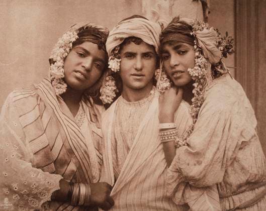 Tunisian Man with Two Women, Portrait, 1900  Copyright: xABxArchivex jtv003514