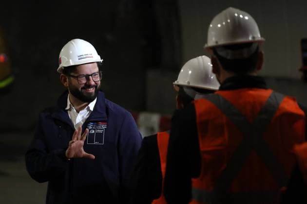News Themen der Woche KW52 Chile, Gabriel Boric besucht Bauarbeiten an der Autobahn Americo Vespucio Oriente II Santiago, 28 de diciembre de 2023 El Presidente de la Republica, Gabriel Boric Font, encabeza inicio de obras de la autopista Americo Vespucio Oriente II. Javier Salvo Aton Chile, Santiago Chile Aton_861726 *** Santiago, December 28, 2023 The President of the Republic, Gabriel Boric Font, heads start of works of the Americo Vespucio Oriente II highway Javier Salvo Aton Chile, Santiago Chile Aton Chile Aton 861726  Copyright: JAVIERxSALVO ATONxCHILE