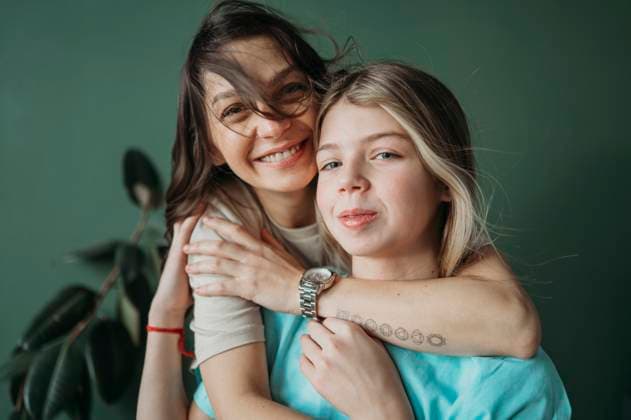 Creative Highlights Symbolbilder Happy mother hugging daughter at home model released, Symbolfoto property released, ANAF02522