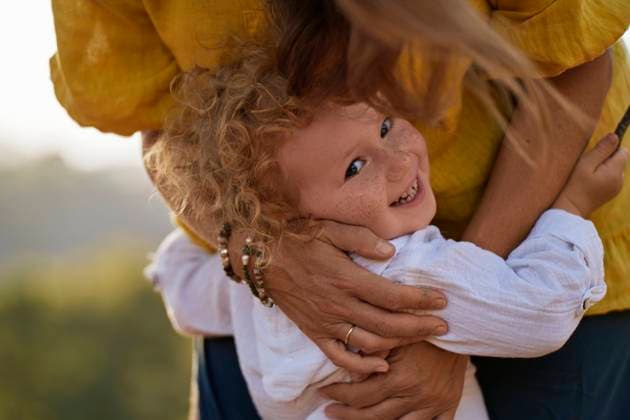 Happy girl embracing mother in park model released, Symbolfoto, ANNF00752