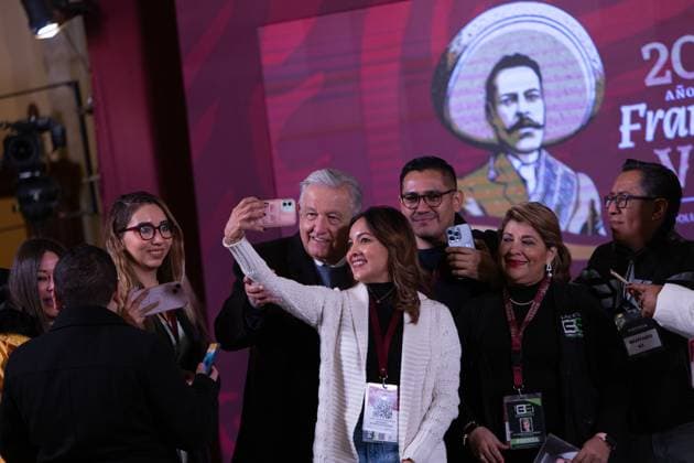 Mexican President Lopez Obrador News Conference December 28, 2023. Mexico City, Mexico. Mexican President, Andres Manuel Lopez Obrador, takes selfies with reporters at the end of their briefing conference at National Palace. On December 28, 2023 in Mexico City. (Photo by Alex Dalton Eyepix Group) Copyright: xAlexxDalton xEyepixxGroupx AD_28122023_108289