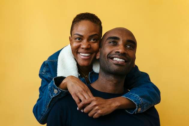 Creative Highlights Symbolbilder Happy couple against yellow background model released, Symbolfoto, EBSF04167