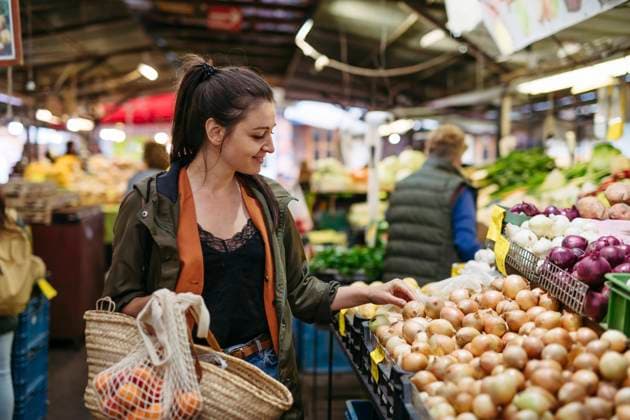Woman shopping for fresh fruits and vegetables at the city market model released, Symbolfoto, HAPF03460