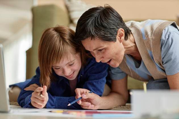 IMAGO Creative, Diversity, Mütter Mother and her daughter with disability drawing at home model released, Symbolfoto property released, KPEF00417