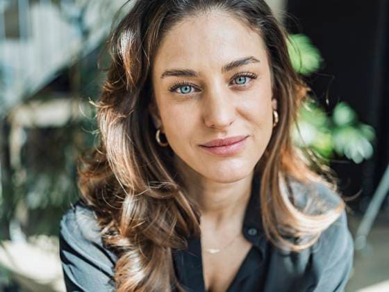 Creative Highlights Symbolbilder Smiling woman with long hair at home model released, Symbolfoto property released, MFF09478